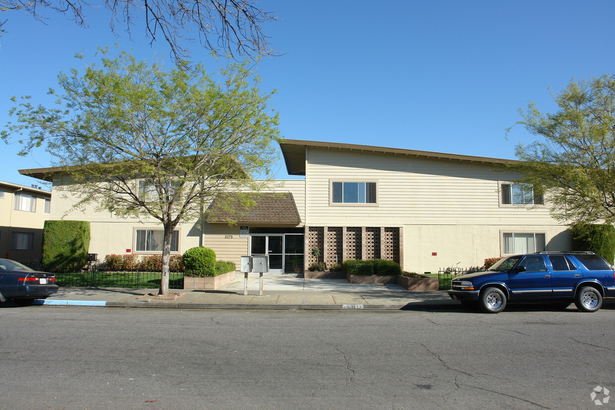 Primary Photo - 3175 Cadillac Dr