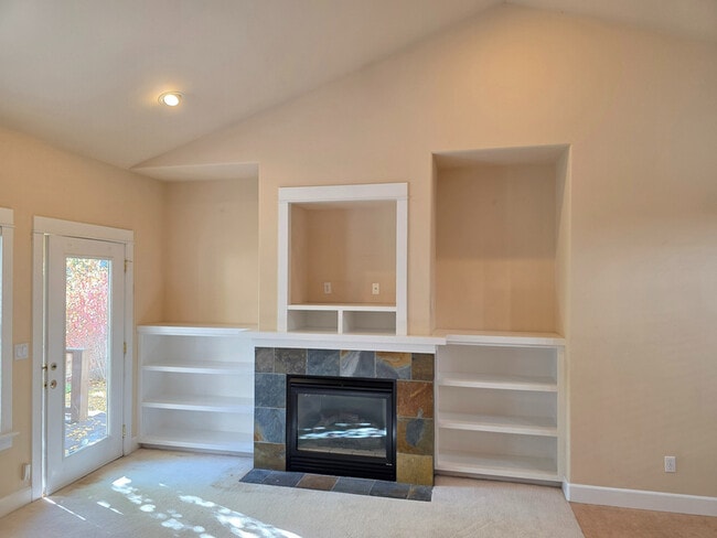 Building Photo - 2423 NW Awbrey Rd