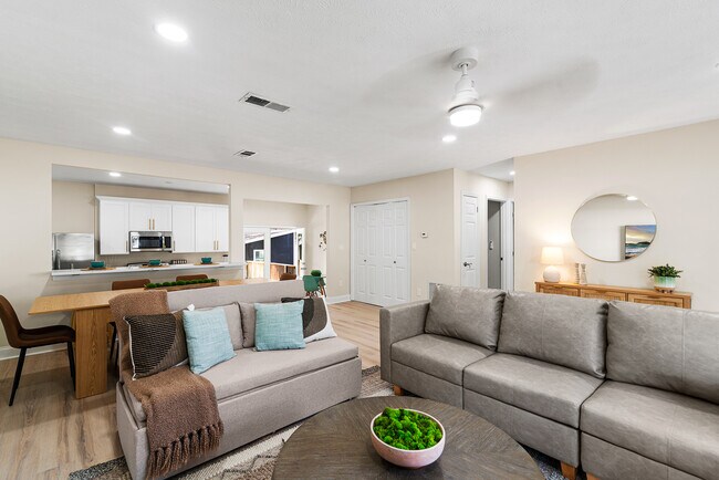 Building Photo - 5315 Shore Dr