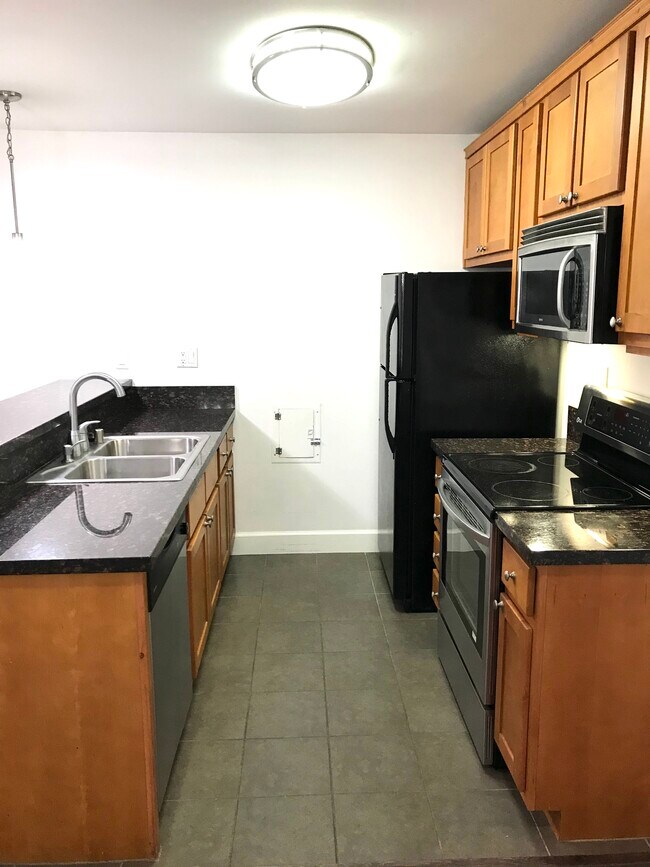 Building Photo - 10982 Roebling Ave