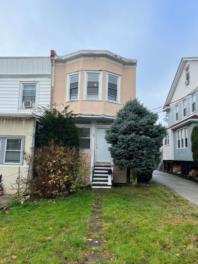Building Photo - Spacious 3 Bedroom 1 Bath in Aldan