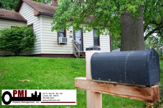 Building Photo - 1 Bedroom, 1.5 Bathroom, House For Rent Av...