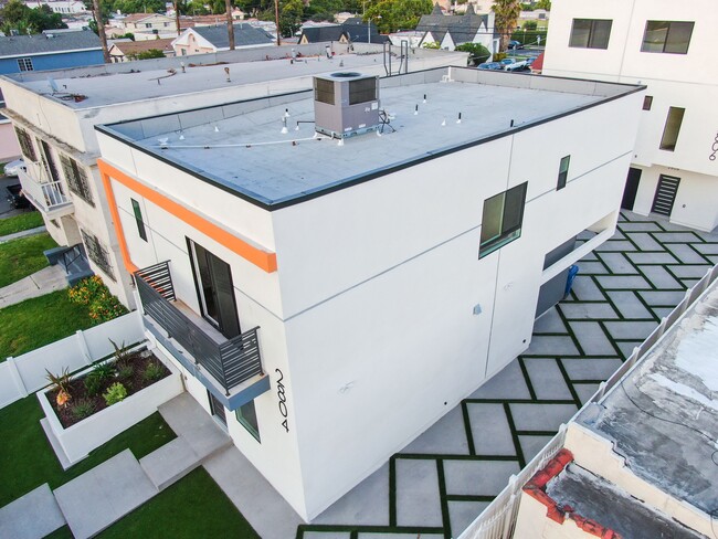 Building Photo - 2804 S Palm Grove Ave