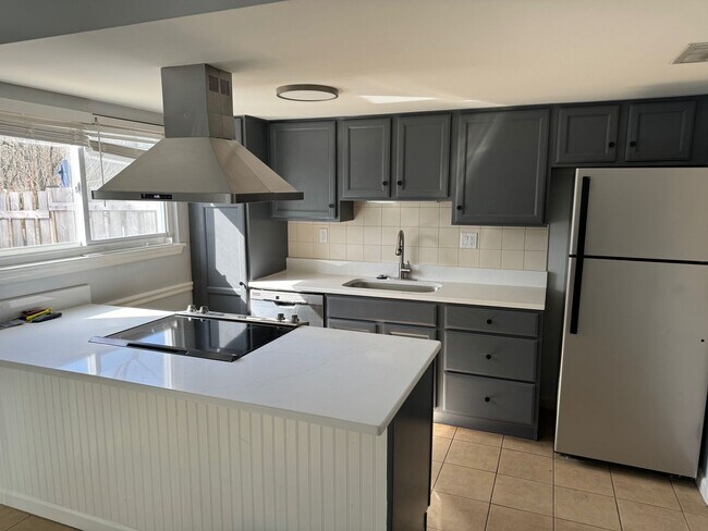 Building Photo - Chatham Village spacious 2 Bedroom 1.5 Bat...