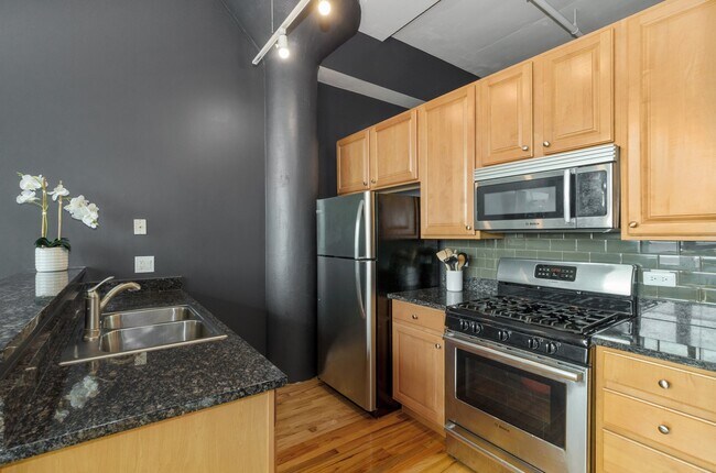 Building Photo - 1224 W Van Buren St