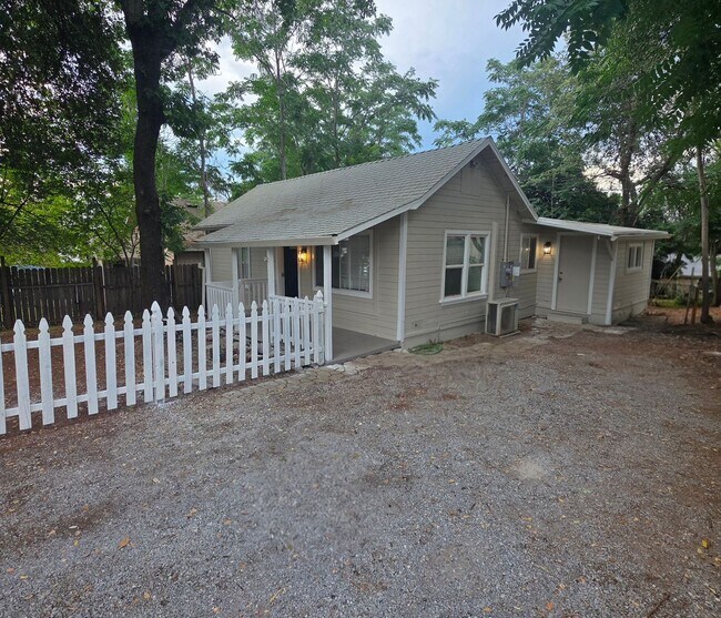 Foto del edificio - FULLY REMODELED 2 BED 1 BATH HOUSE IN SHASTA LAKE CITY