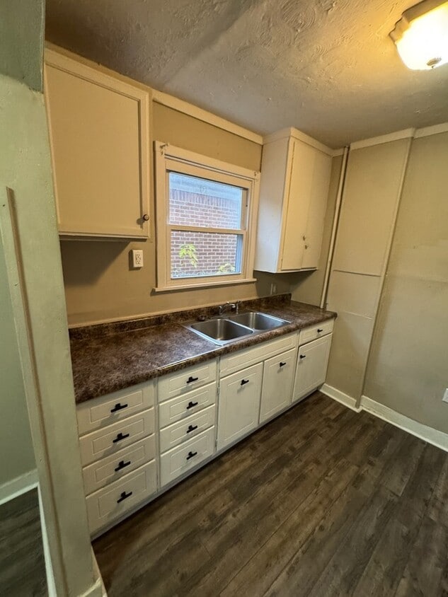 Photo - 1024 Leslie St-