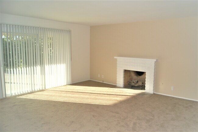 Foto del edificio - 1064 La Reina Dr