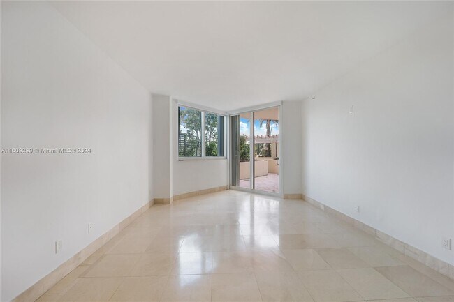 Building Photo - 300 South Pointe Dr