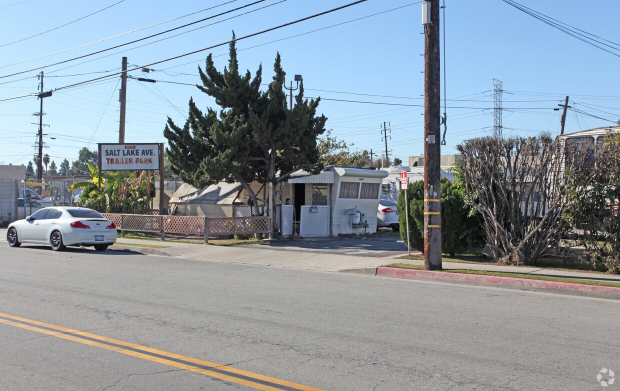 Foto del edificio - 6631 Salt Lake Ave