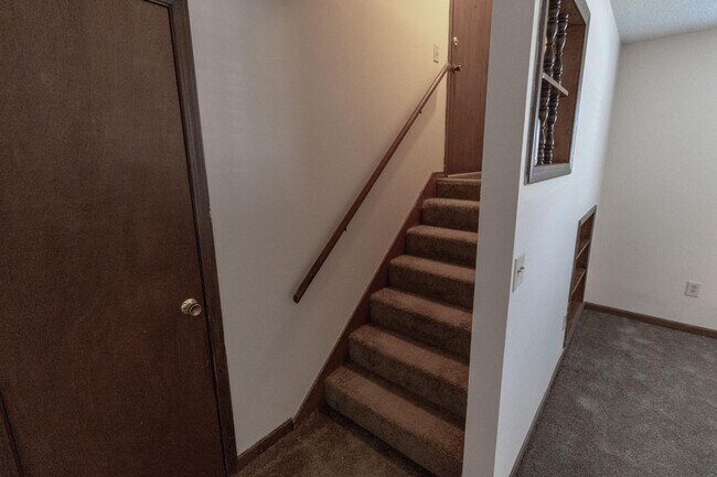 Building Photo - 420 NE Park Ln