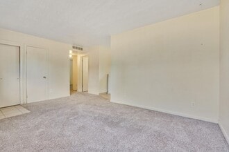 Building Photo - 2108 Applewood Rd
