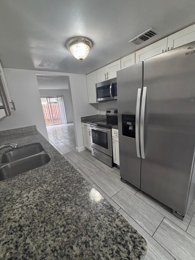 Foto del edificio - 4825 Lighthouse Cir