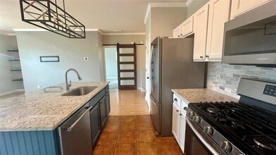 Building Photo - 7501 Shadowridge Run