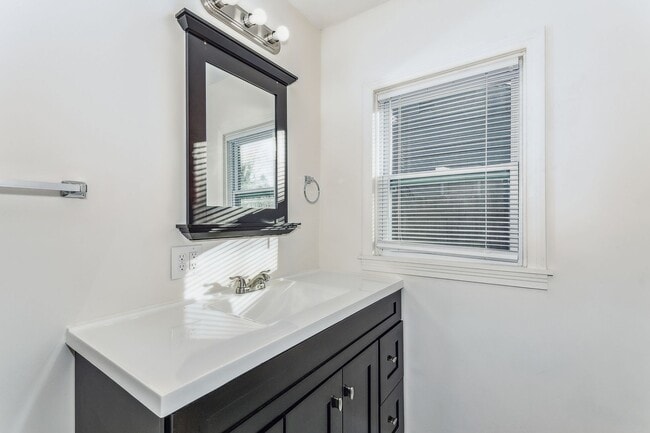 Building Photo - Bright and Spacious 2 Bedroom Duplex!