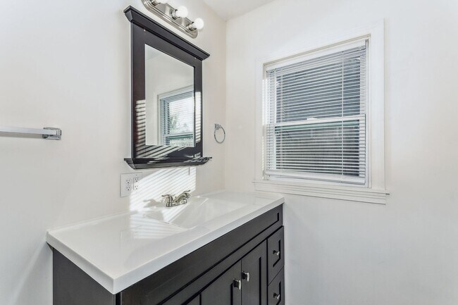 Foto del edificio - Bright and Spacious 2 Bedroom Duplex!