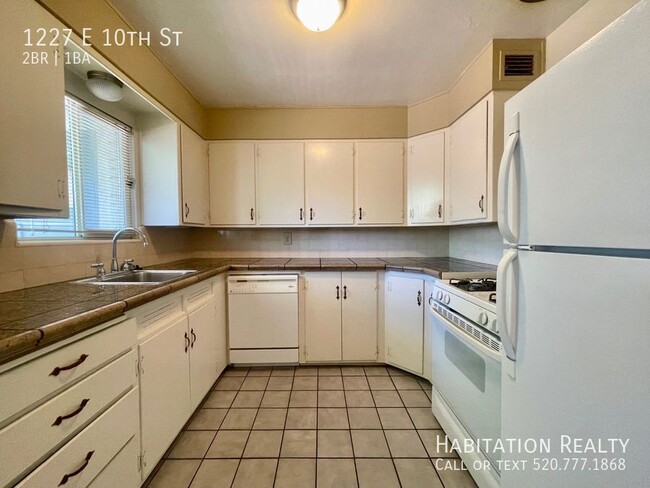 Building Photo - Pre-Lease!! Spacious 2 bed/1 bath Universi...