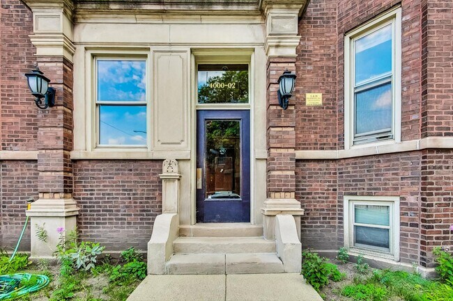 Building Photo - 4000 N Hermitage Ave