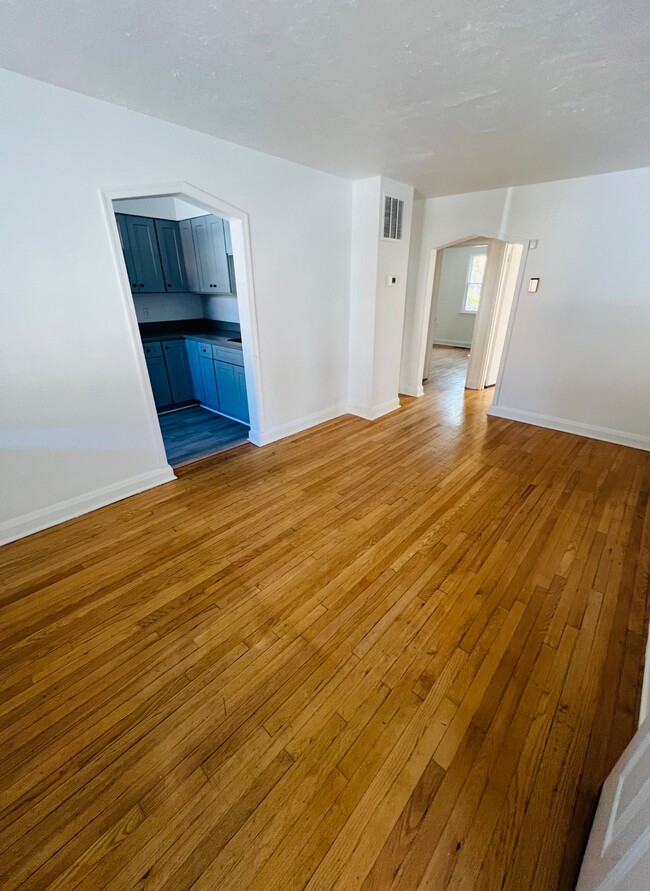 Building Photo - Newly renovated Arlington neighborhood apa...