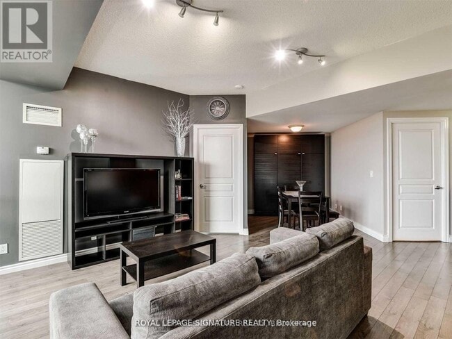 Building Photo - 220 Burnhamthorpe Rd W