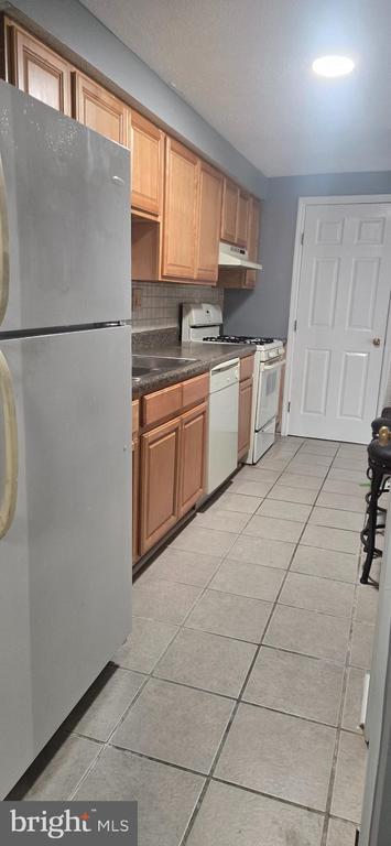 Foto del edificio - 96 Kenwood Dr