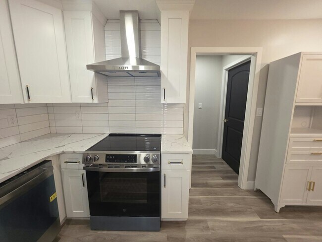 Building Photo - 24 Pilgrim Ln