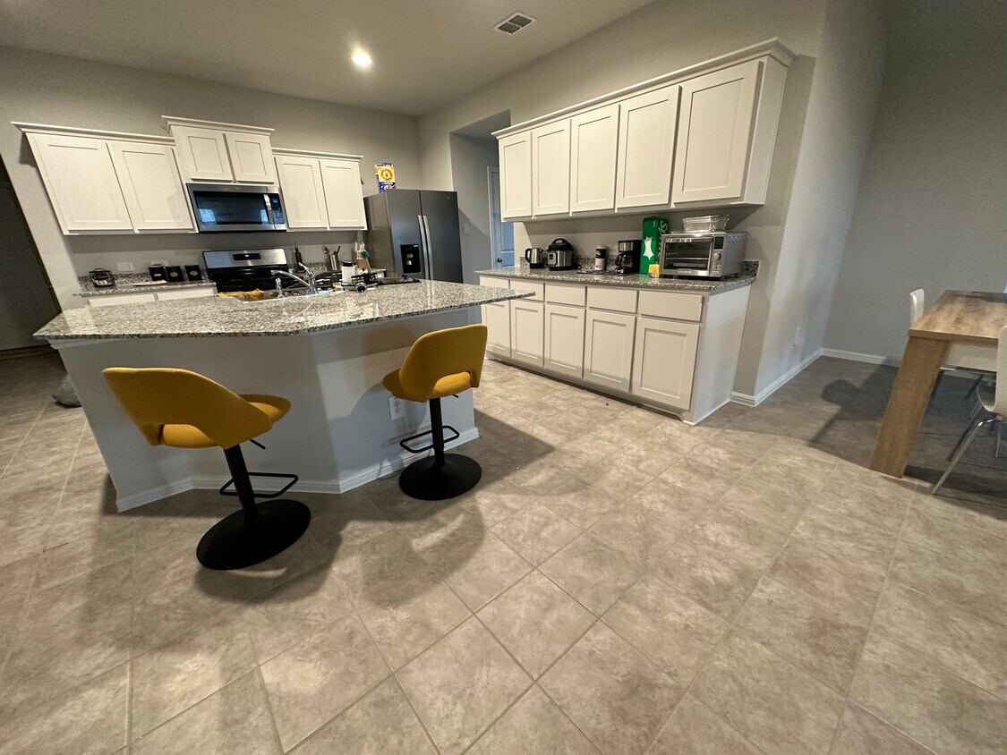 Building Photo - 7924 Oaktown Dr