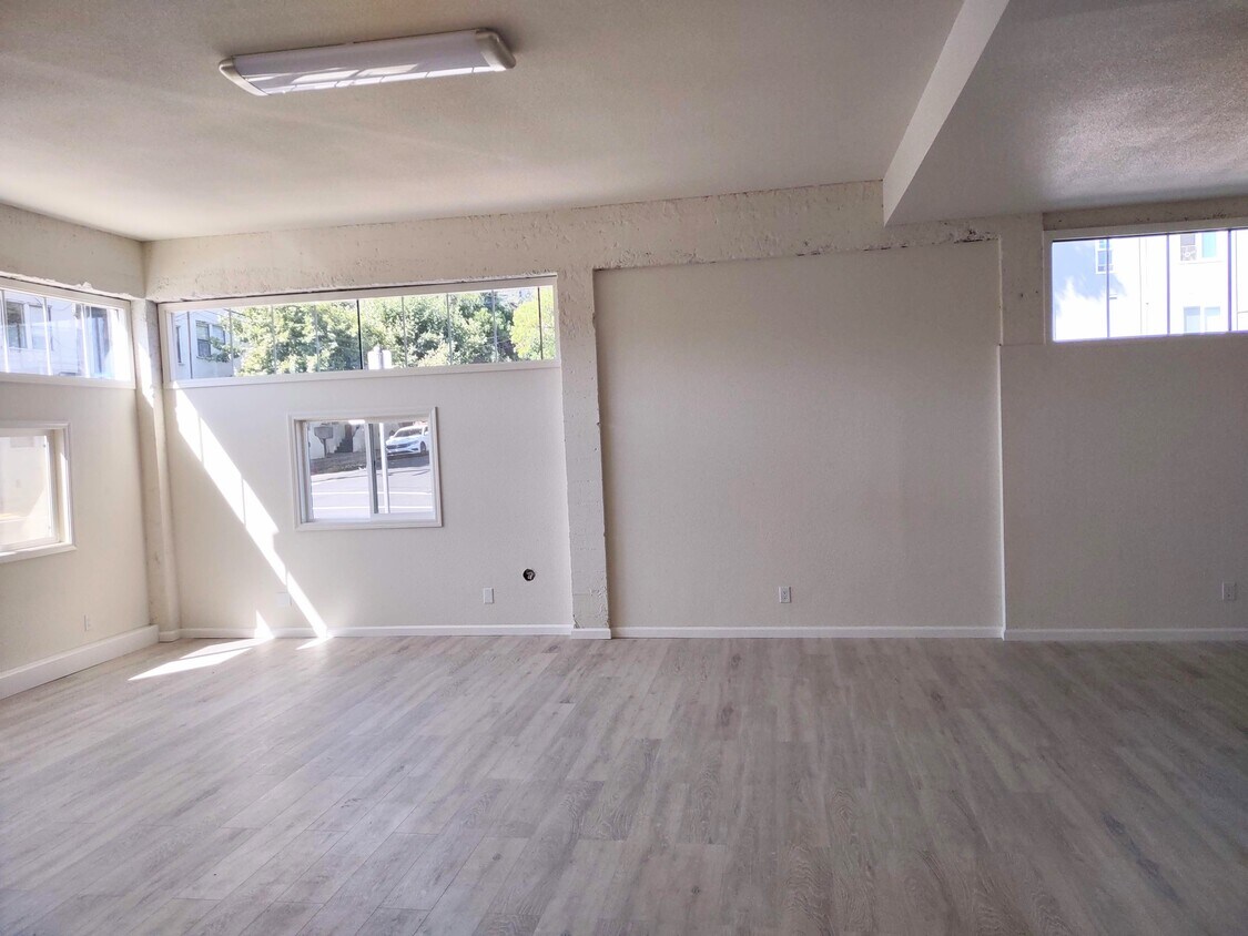 Den/Living Room with high ceilings - 401 Green St