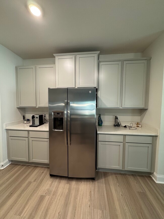 Building Photo - 551 Roseridge Dr