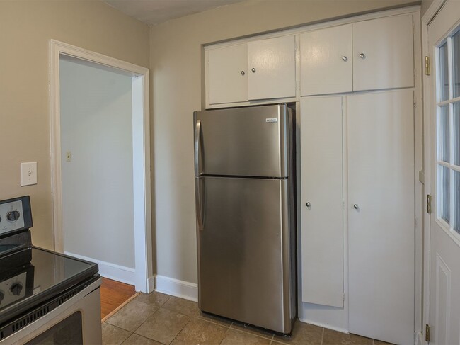 Building Photo - DARLING UPDATED 2 bed, 1 bath with updated...