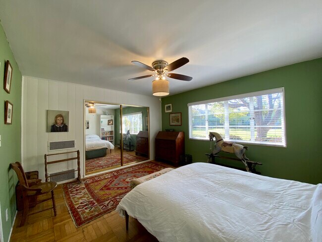 Large bedroom - 5288 Village Grn