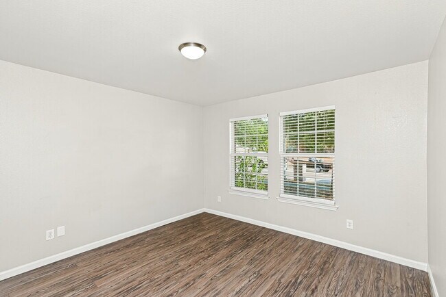 Foto del edificio - 8820 Elk Creek Ln