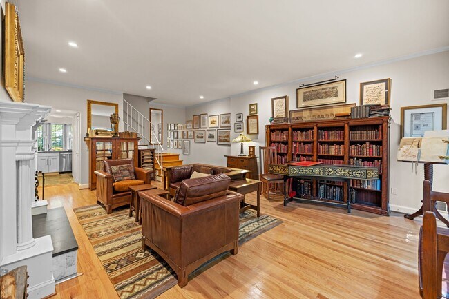 Foto del edificio - Foggy Bottom Home | 3 Bed | 2.5 Bath | 2,050 Sf | Large Private Patio