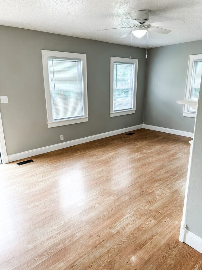 Foto del edificio - Housing Choice Vouchers Welcome! Charming ...