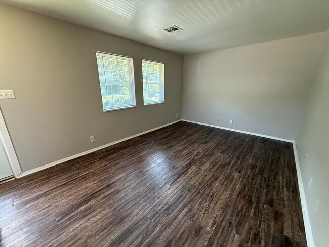 Foto del edificio - 4601 Lakeside Dr