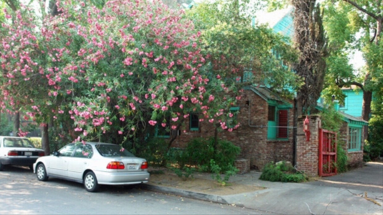 Primary Photo - 2641 N Maroa Ave