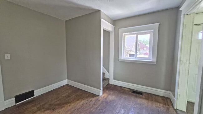 Building Photo - 2311 Oakwood Ave