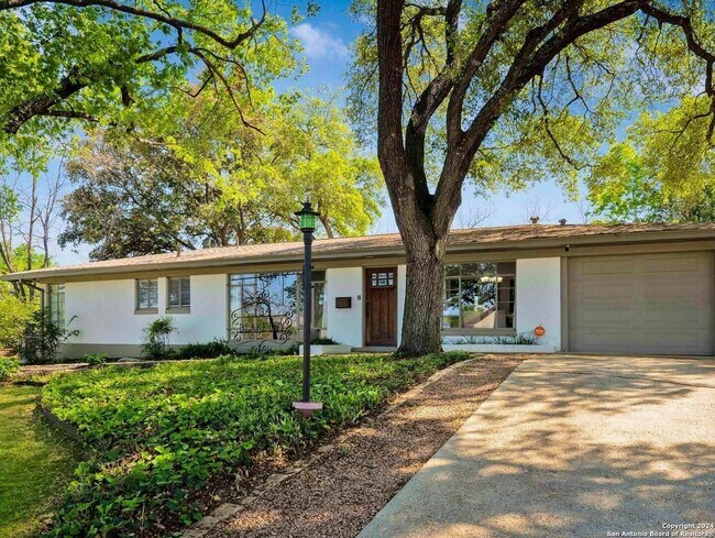 Foto del edificio - BEAUTIFUL TERRELL HEIGHTS 2-BEDROOM HOME ON LARGE CORNER LOT