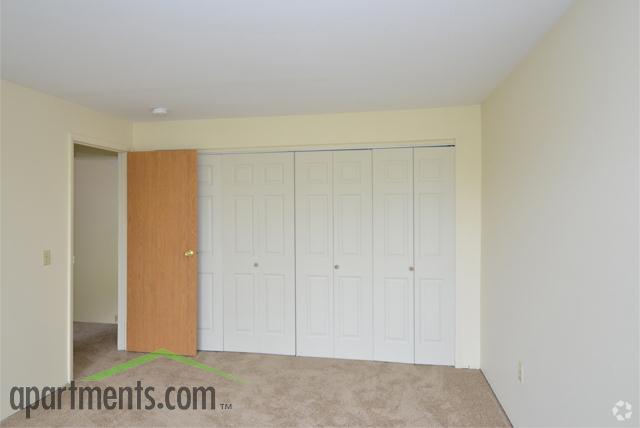 2 habitaciones dividido en el nivel de - Camelot Square Apartments