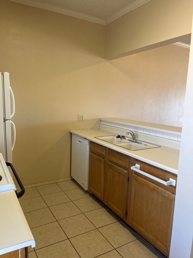 Building Photo - 1020 Mockingbird Ln