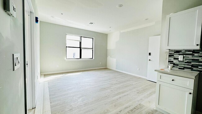 Building Photo - 125 16th Ave