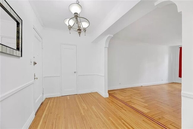 Building Photo - 657 E 26th St