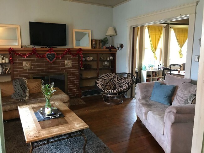 Foto del edificio - PRELEASING: Large 5 Bdrm, 2 Bath Home!