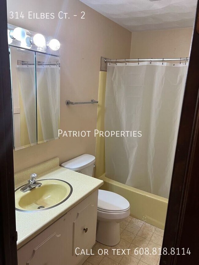 Building Photo - 3 bedroom/1.5 bath duplex in Beaver Dam