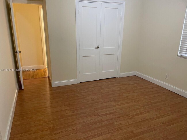 Foto del edificio - 815 W 40th St