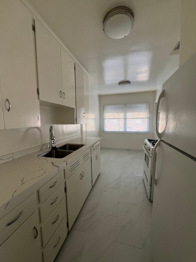 Building Photo - 2610-2612 Santa Monica Blvd