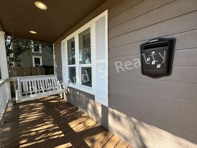 Foto del edificio - Charming 2 Bedroom/2 Bathroom House Coming Soon!