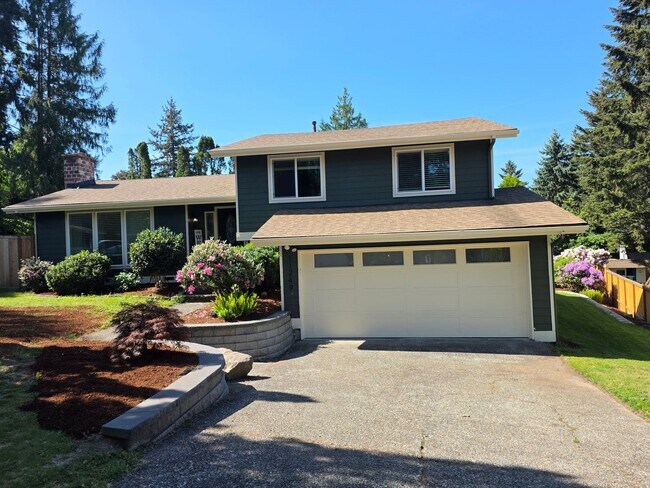 Building Photo - Lea Hill tri-level home - 3 bedroom 2.5 bath home - Feels like new/ Remodeled - A Must see - Avai...