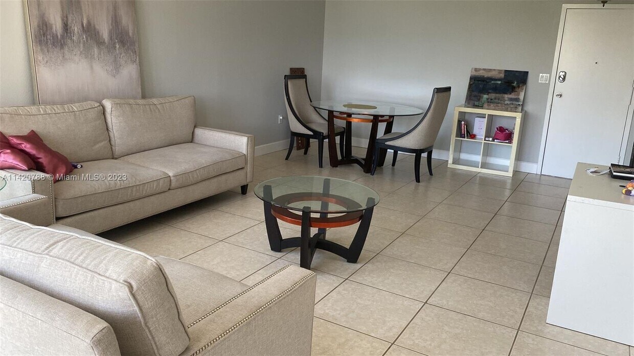 Foto del edificio - 3375 N Country Club Dr