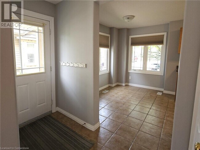 Building Photo - 535 535 Windflower Cres